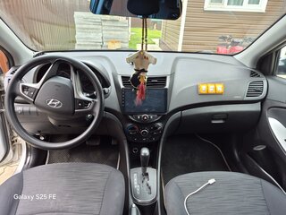 2016 Hyundai Solaris I Рестайлинг, серебристый, 860000 рублей, вид 4