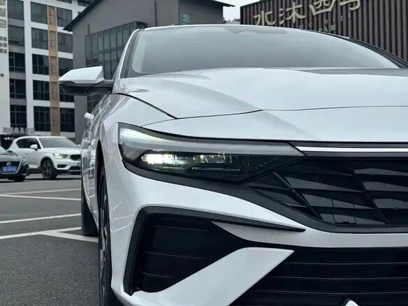 2023 Hyundai Elantra VII (CN7) Рестайлинг, белый - вид 3