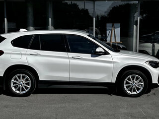 2020 BMW X1 20i xDrive II (F48) Рестайлинг, белый, 2990000 рублей, вид 5