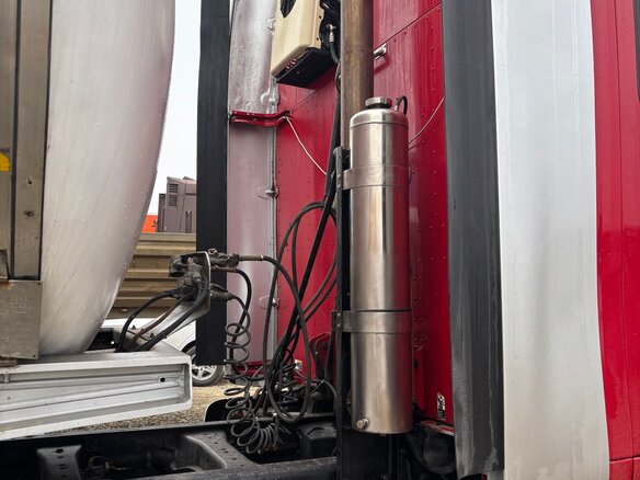 2004 Peterbilt 387, красный, 1700000 рублей - вид 2