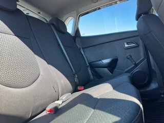 2017 Kia Rio III Рестайлинг, серебристый, 1075000 рублей, вид 4