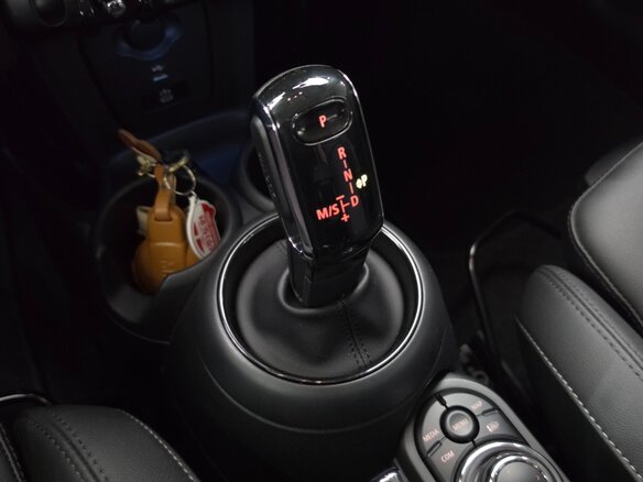 2022 Mini Hatch Cooper III (F55/F56) Рестайлинг 2, чёрный, 1726000 рублей - вид 9