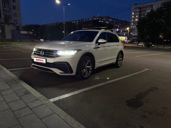 2021 Volkswagen Tiguan II Рестайлинг, белый, 3500000 рублей - вид 1