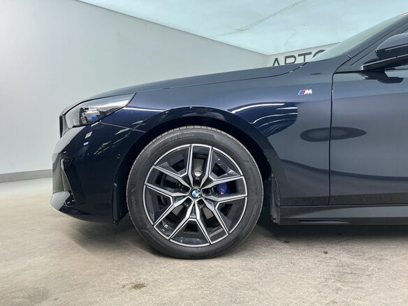 2025 BMW 5 серии 520i VIII (G60/G61/G68), чёрный, 6990000 рублей - вид 6