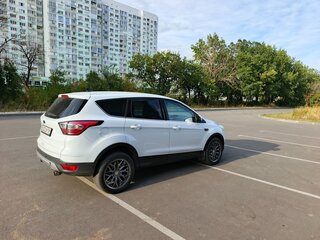 2017 Ford Kuga II Рестайлинг, белый, 1670000 рублей, вид 3