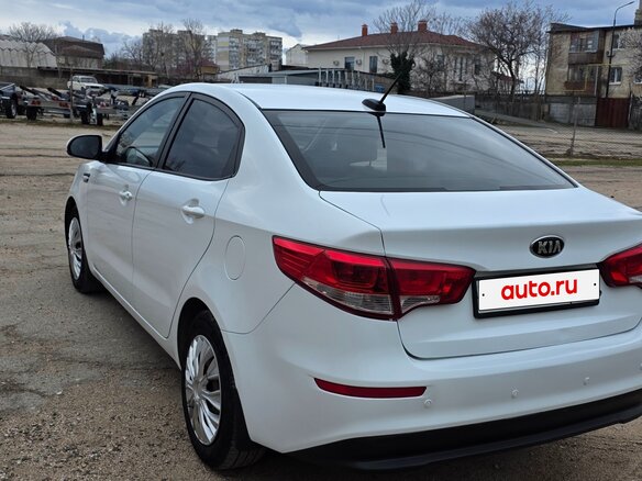 2017 Kia Rio III Рестайлинг, белый - вид 14