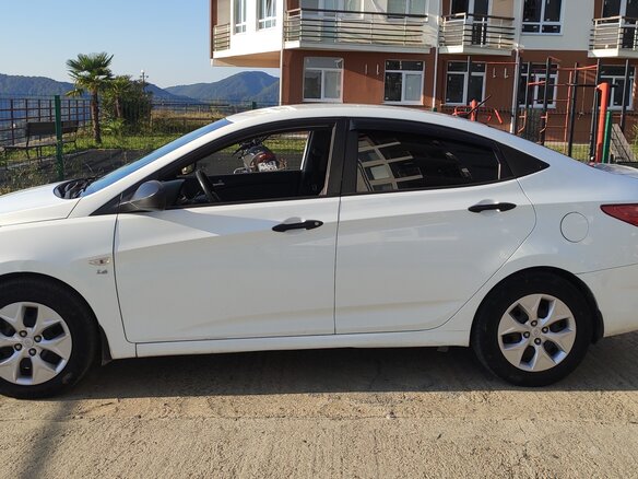 2014 Hyundai Solaris I, белый, 750000 рублей - вид 2