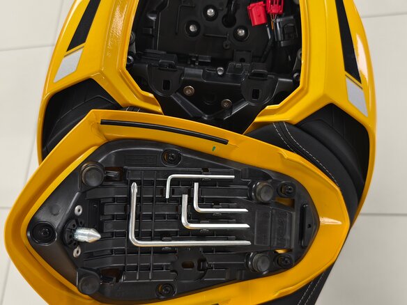 2025 Triumph Street Triple, жёлтый - вид 9