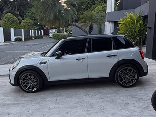2023 Mini Hatch Cooper III (F55/F56) Рестайлинг 2, серебристый, 2440000 рублей, вид 4