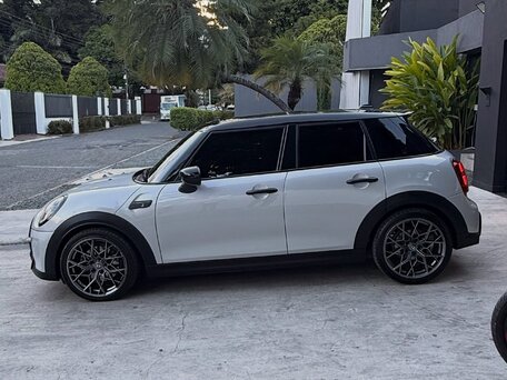 2023 Mini Hatch Cooper III (F55/F56) Рестайлинг 2, серебристый, 2440000 рублей, вид 4
