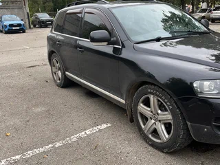 2006 Volkswagen Touareg I, чёрный, 770000 рублей, вид 1