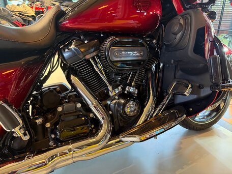 2017 Harley-Davidson CVO Street Glide Limited, красный, 2300000 рублей, вид 3