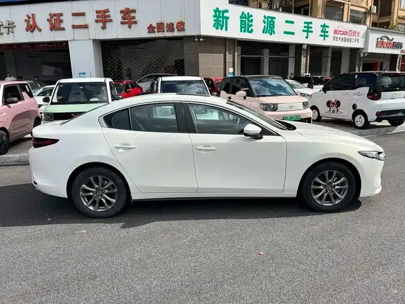 2023 Mazda 3 Axela IV (BP), белый, 1320000 рублей - вид 3