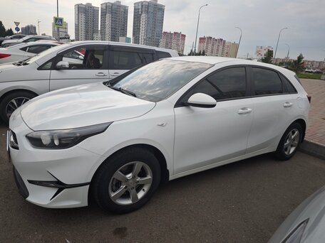 2022 Kia Ceed III Рестайлинг, белый, 1940000 рублей, вид 3