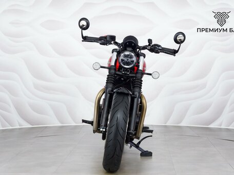 2023 Triumph Bonneville Bobber, красный, 1599000 рублей, вид 4