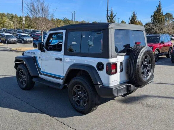 2025 Jeep Wrangler IV (JL) Рестайлинг, серебристый, 5505000 рублей - вид 3