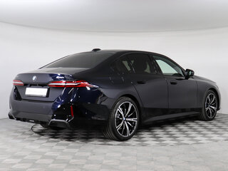 2026 BMW 5 серии 530i xDrive VIII (G60/G61/G68), синий, 9750000 рублей, вид 3