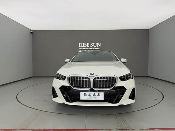 2024 BMW 5 серии 525i VIII (G60/G61/G68), белый - вид 1