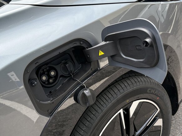 2026 Toyota bZ3X 58.3 kWh, серебристый, 3013000 рублей - вид 15