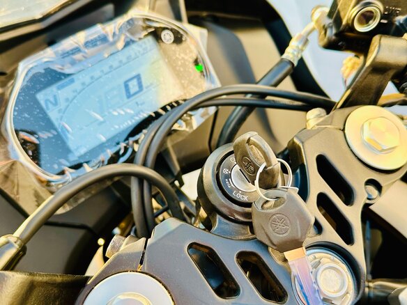 2024 Yamaha YZF-R15, серый, 420000 рублей - вид 5