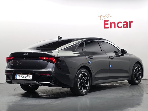 2024 Kia K5 III Рестайлинг, чёрный - вид 1