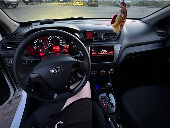 2015 Kia Rio III Рестайлинг, белый, 900000 рублей - вид 13