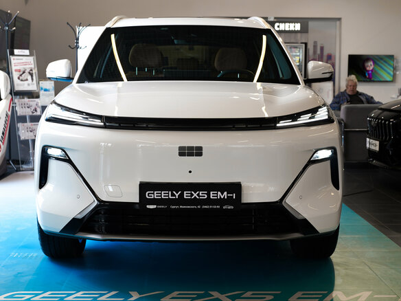 2026 Geely EX5 Гибрид EM-R, белый, 3829990 рублей - вид 2