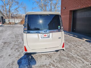 2018 Toyota Voxy III (R80) Рестайлинг, белый, 2750000 рублей, вид 3