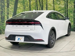 2024 Toyota Prius V (XW60), белый, 3300000 рублей, вид 5