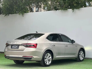 2022 Skoda Superb III Рестайлинг, бежевый, 1850000 рублей, вид 3