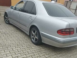 2001 Mercedes-Benz E-Класс 220 II (W210, S210) Рестайлинг, серебристый, 530000 рублей, вид 4