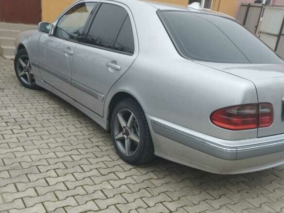 2001 Mercedes-Benz E-Класс 220 II (W210, S210) Рестайлинг, серебристый, 530000 рублей - вид 3