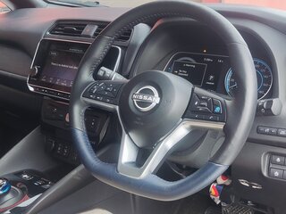 2021 Nissan Leaf II (ZE1), красный, 2920000 рублей, вид 2
