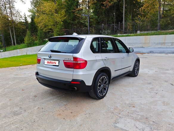 2009 BMW X5 4.8i II (E70), серый - вид 3