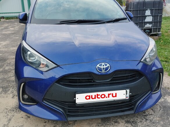 2022 Toyota Yaris IV, синий, 1390000 рублей - вид 1
