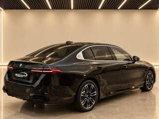 2024 BMW 5 серии Long 525Li VIII (G60/G61/G68), чёрный, 6200000 рублей, вид 4