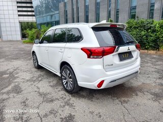 2022 Mitsubishi Outlander III Рестайлинг 3, белый, 1980000 рублей, вид 4