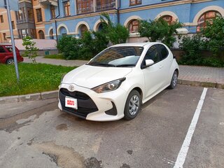 2021 Toyota Yaris IV, белый, 1350000 рублей, вид 1