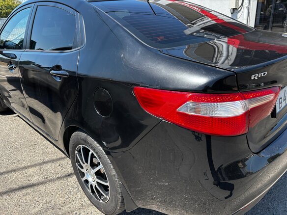2013 Kia Rio 5-speed III, чёрный, 700000 рублей - вид 7