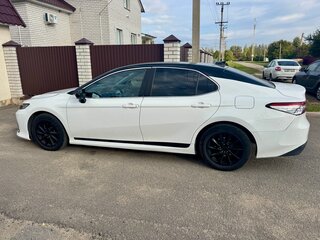 2019 Toyota Camry VIII (XV70), белый, 2000000 рублей, вид 4