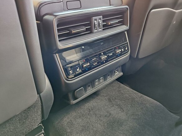 2026 Lexus LX 500d IV, белый, 19200000 рублей - вид 13