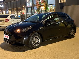 2020 Toyota Yaris IV, чёрный, 1050000 рублей, вид 2