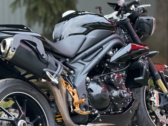 2016 Triumph Speed Triple, чёрный, 700000 рублей - вид 2