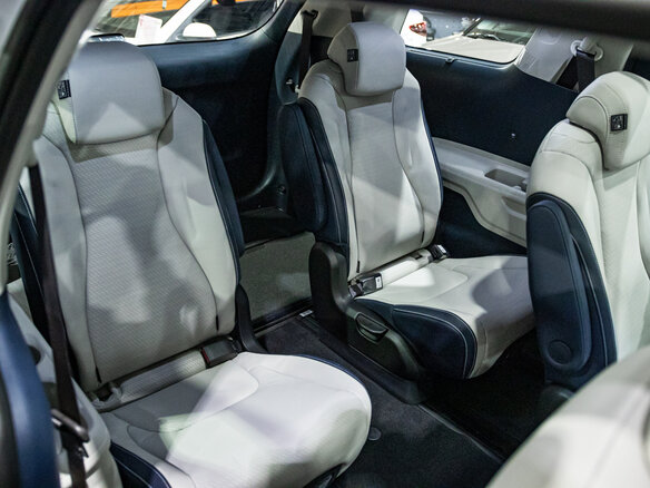 2026 Kia Carnival IV Рестайлинг, серый, 7250000 рублей - вид 30
