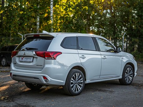 2022 Mitsubishi Outlander III Рестайлинг 3, белый, 2150000 рублей, вид 2