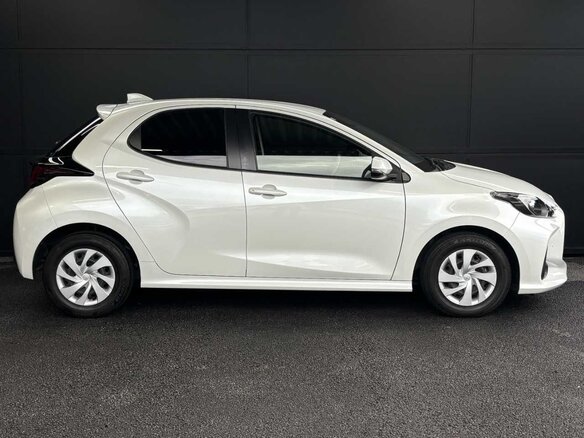 2023 Toyota Yaris IV, белый, 1052000 рублей - вид 1