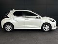 2023 Toyota Yaris IV, белый, 1052000 рублей - вид 1