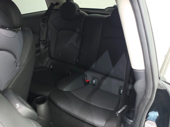 2022 Mini Hatch Cooper III (F55/F56) Рестайлинг 2, чёрный, 1726000 рублей - вид 10