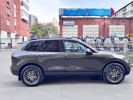 2014 Volkswagen Touareg II Рестайлинг, коричневый, 2690000 рублей, вид 3