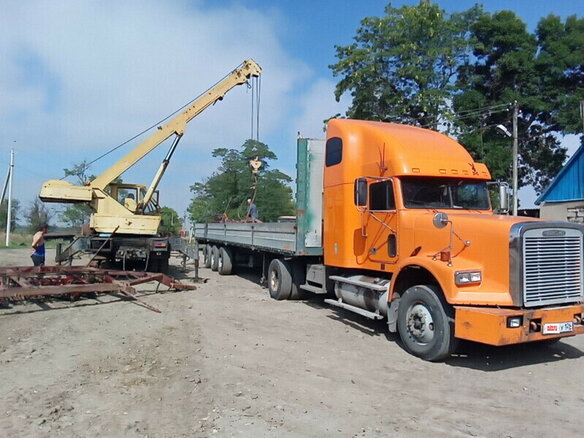 2005 Freightliner FLD, золотистый, 850000 рублей - вид 3